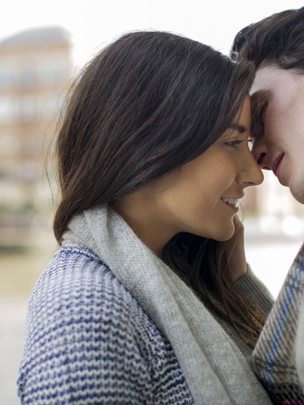 kissing-2353862_1280